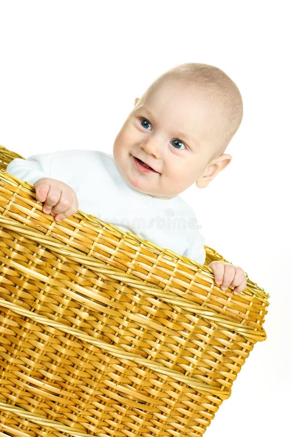 Glückliches Schätzchen im Korb stockfoto Glückliches Schätzchen im Korb stockfoto