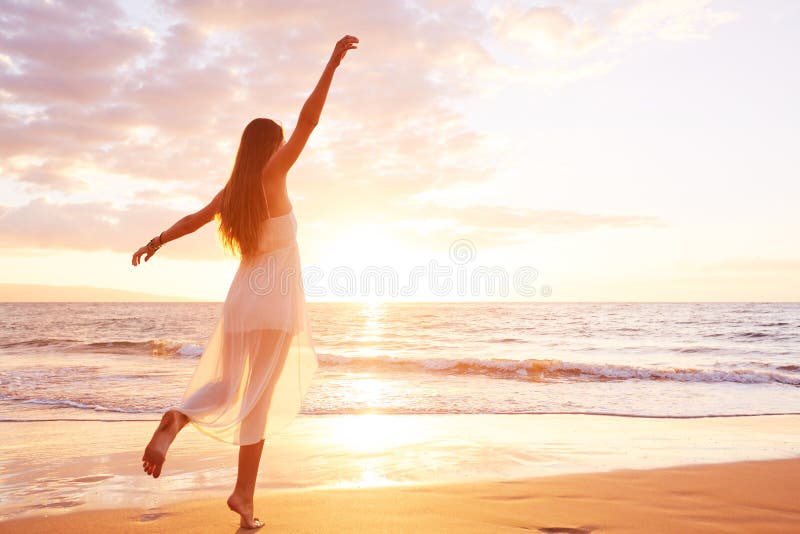 Glückliches sorgloses Frauen-Tanzen auf dem Strand bei Sonnenuntergang lizenzfreies stockfoto Glückliches sorgloses Frauen-Tanzen auf dem Strand bei Sonnenuntergang lizenzfreies stockfoto