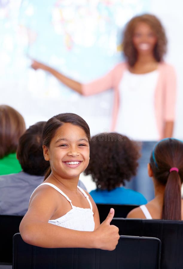 Glückliches Studentenportrait und Kind mit Daumen in der Klasse, um gemeinsam in der Schule zu gewinnen oder Erfolg zu haben. jung lizenzfreie stockbilder