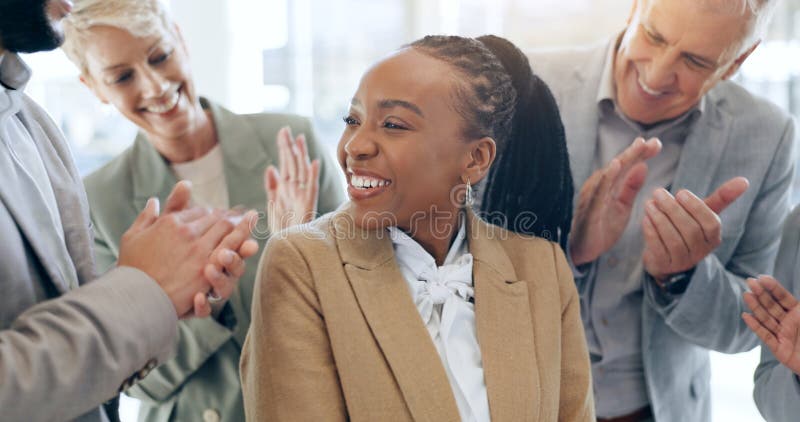 Glückliches Team für Geschäftsfrau und Beifall für Förderaktion oder Bonus gemeinsam im Büro. Aufgeregte afrikanische Frau lizenzfreie stockfotografie