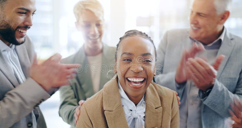 Glückliches Team für Geschäftsfrau und Beifall für Werbebonus oder Support im Büro. Aufgeregte Afrikanerin stockfotografie