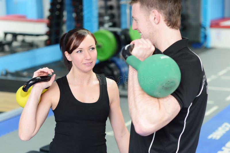Glückliches Turnhallentraining mit persönlichem Trainer lizenzfreie stockfotografie Glückliches Turnhallentraining mit persönlichem Trainer lizenzfreie stockfotografie