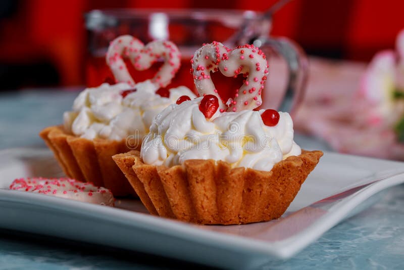 Glückliches Valentine' s-Tag wird auf dekorative kleine Kuchen mit valentine' geschrieben; s-Tageskonzept stockfoto Glückliches Valentine' s-Tag wird auf dekorative kleine Kuchen mit valentine' geschrieben; s-Tageskonzept stockfoto