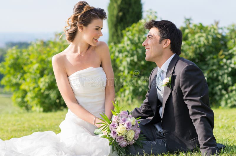 Glückliches verheiratetes Paar an der Hochzeit stockbild Glückliches verheiratetes Paar an der Hochzeit stockbild