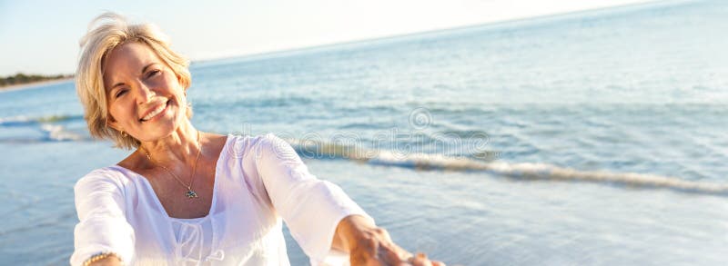 Glückliches älteres Frauen-Tanzen-tropisches Strand-Panorama
