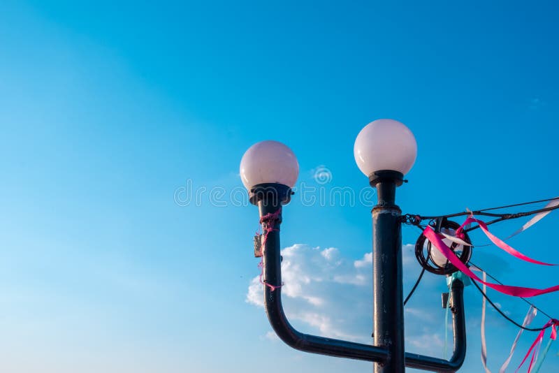 Glühbirne mit blauem Himmel und Wolke im Hintergrund stockbilder Glühbirne mit blauem Himmel und Wolke im Hintergrund stockbilder