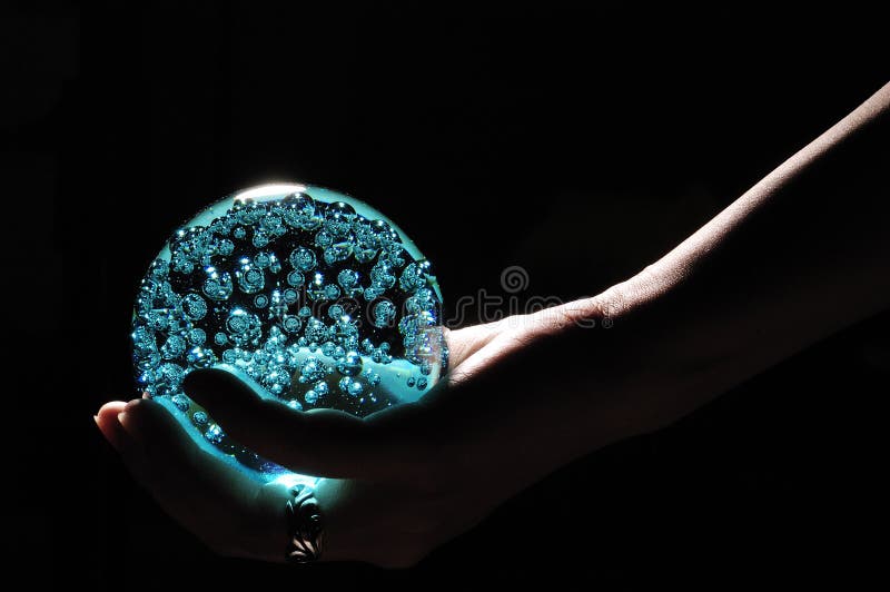 Glühende blaue Kristallkugel