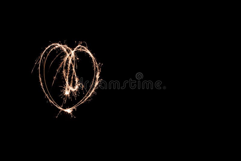Glühende Herzlichtmalerei Nacht mit einer Wunderkerze. kreative Bewegungsphotographie lizenzfreie stockfotografie