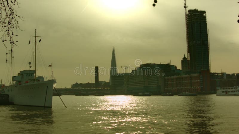 Glühende Themse am Morgen, London