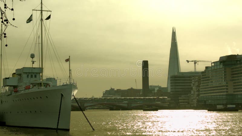 Glühende Themse am Morgen, London, weit