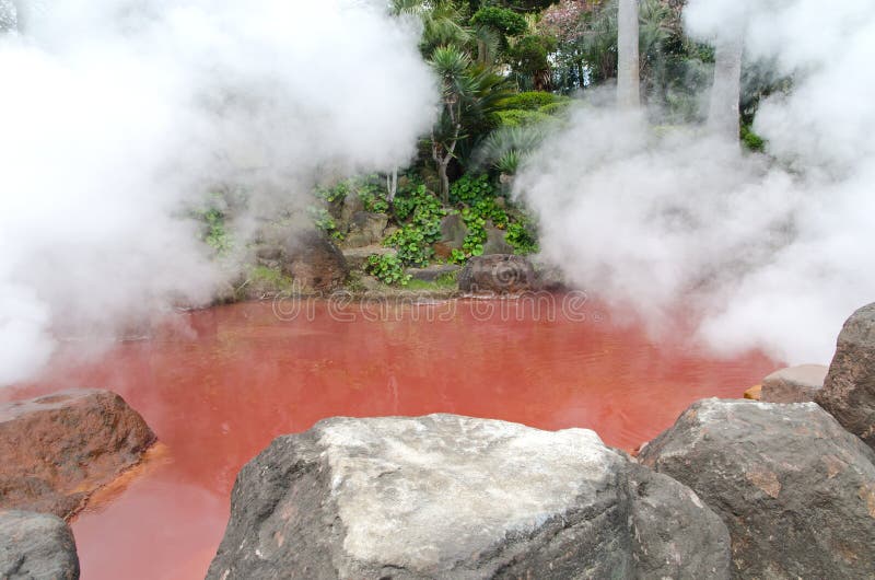 Glühender Frühling des Bluts in Beppu lizenzfreies stockfoto Glühender Frühling des Bluts in Beppu lizenzfreies stockfoto