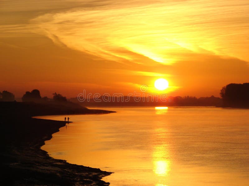 Glühender Sonnenaufgang über Fluss stockfotos Glühender Sonnenaufgang über Fluss stockfotos