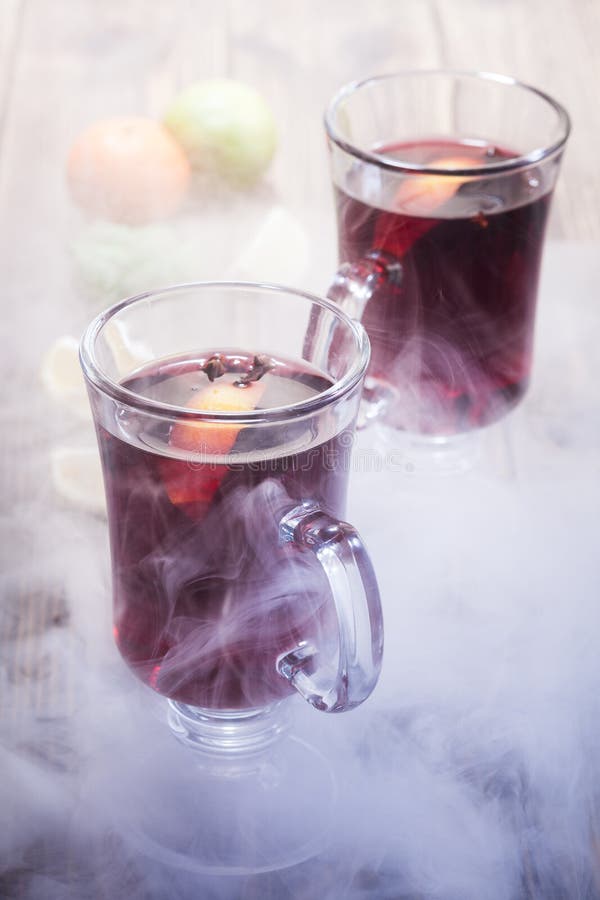 Glühwein in den Gläsern stockfotografie Glühwein in den Gläsern stockfotografie
