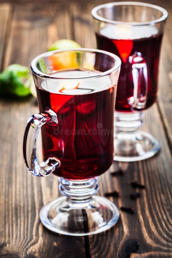 Glühwein in den Gläsern stockbild Glühwein in den Gläsern stockbild