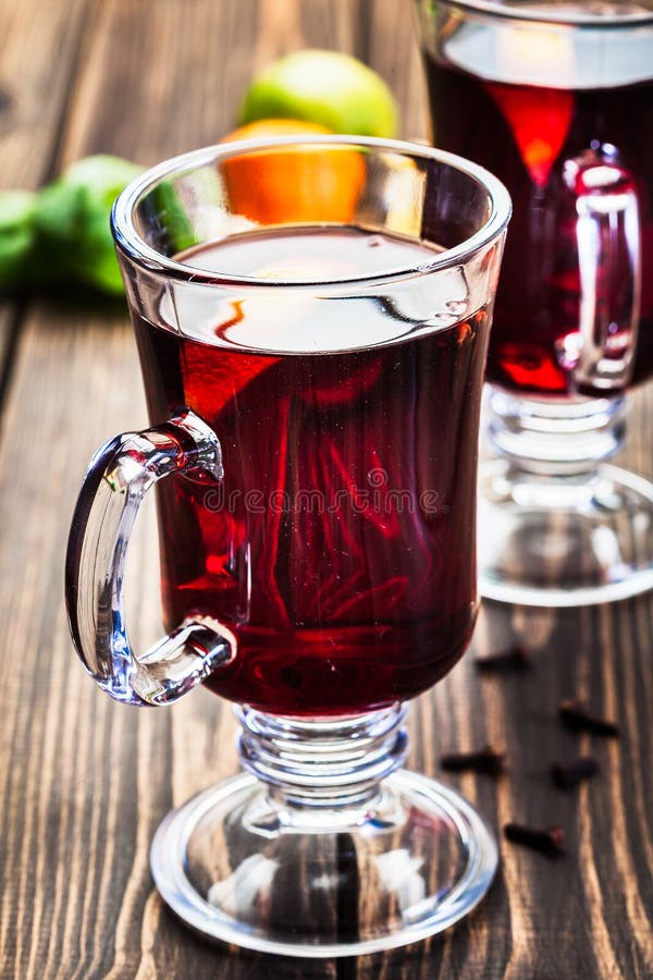 Glühwein in den Gläsern stockfotografie Glühwein in den Gläsern stockfotografie