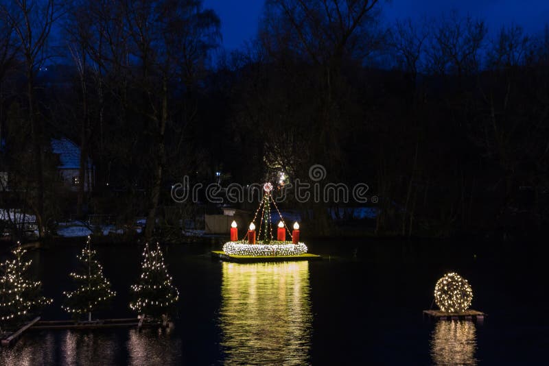 Gmunden, Komst, Schloss, Kerstmismarkt op meertraunsee stock foto Gmunden, Komst, Schloss, Kerstmismarkt op meertraunsee stock foto