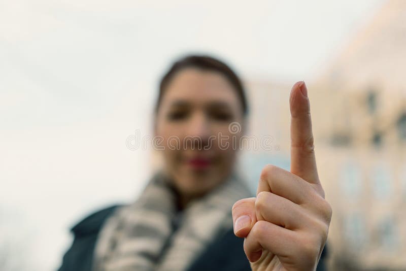 Gniewna kobieta ostrzega ciebie Zamazana kobieta merda jej palec obraz stock Gniewna kobieta ostrzega ciebie Zamazana kobieta merda jej palec obraz stock
