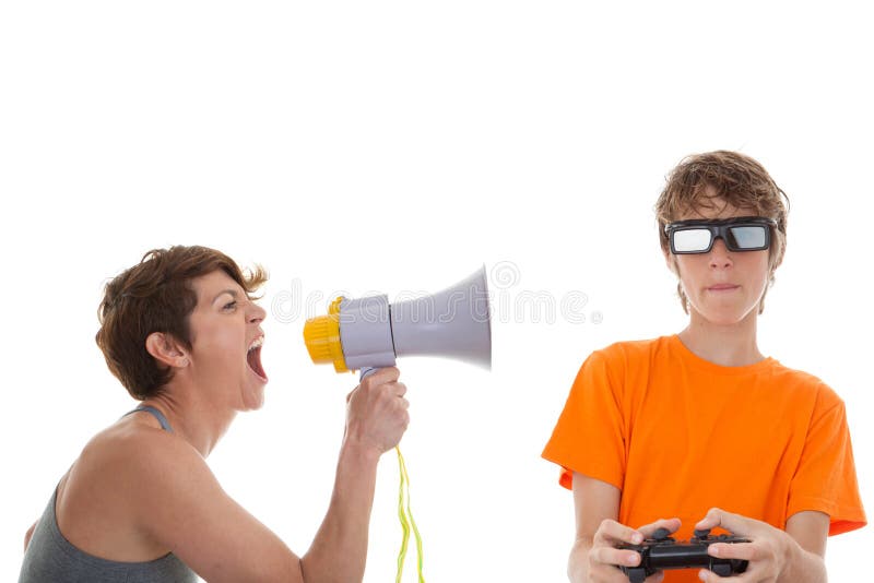 Gniewna matka nastoletnie bawić się gry komputerowe