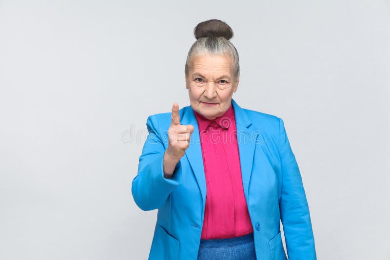 Gniewna starzejąca się kobieta ostrzega ciebie zdjęcie stock