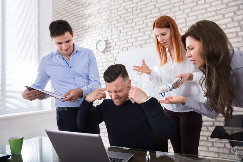Gniewni ludzie biznesu Wskazuje Przy kolegą obrazy stock Gniewni ludzie biznesu Wskazuje Przy kolegą obrazy stock