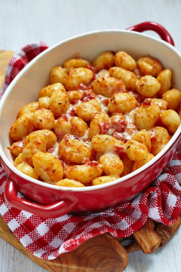 Gnocchi Avec Du Mozzarella Et Le Basilic De Tomate Photo stock - Image ...