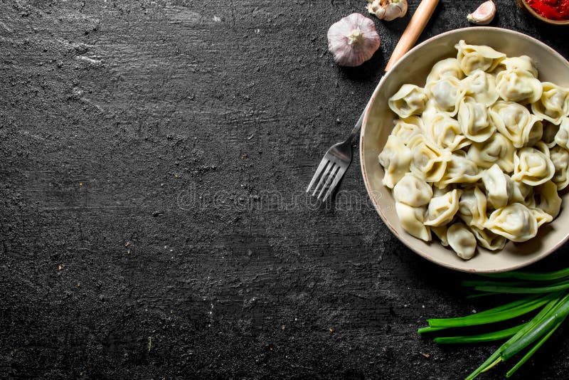 Gnocchi con aglio e le cipolle verdi immagini stock