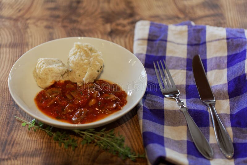 Gnocchi Del Sud Del Formaggio Di Tyrolian Con Salsa Al Pomodoro Su Un