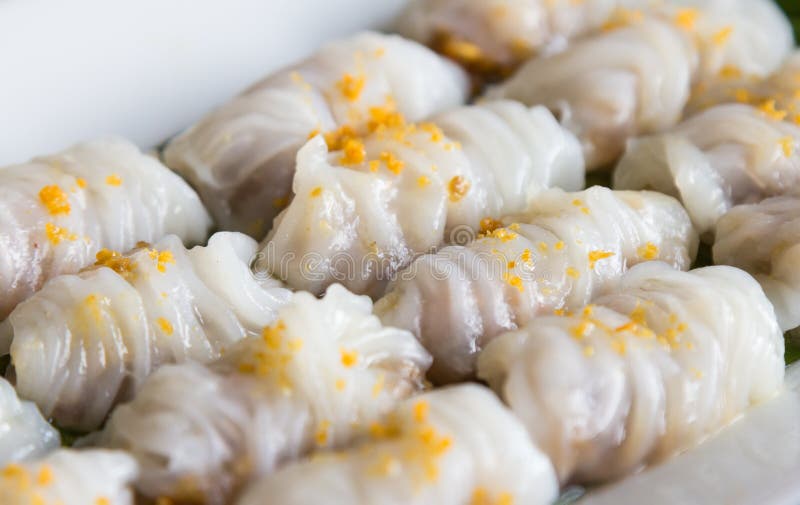 Gnocchi della riso-pelle e palle cotti a vapore della tapioca con il materiale da otturazione della carne di maiale fotografia stock Gnocchi della riso-pelle e palle cotti a vapore della tapioca con il materiale da otturazione della carne di maiale fotografia stock