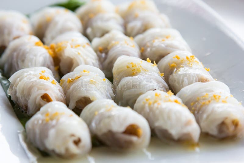 Gnocchi della riso-pelle e palle cotti a vapore della tapioca con il materiale da otturazione della carne di maiale fotografie stock Gnocchi della riso-pelle e palle cotti a vapore della tapioca con il materiale da otturazione della carne di maiale fotografie stock