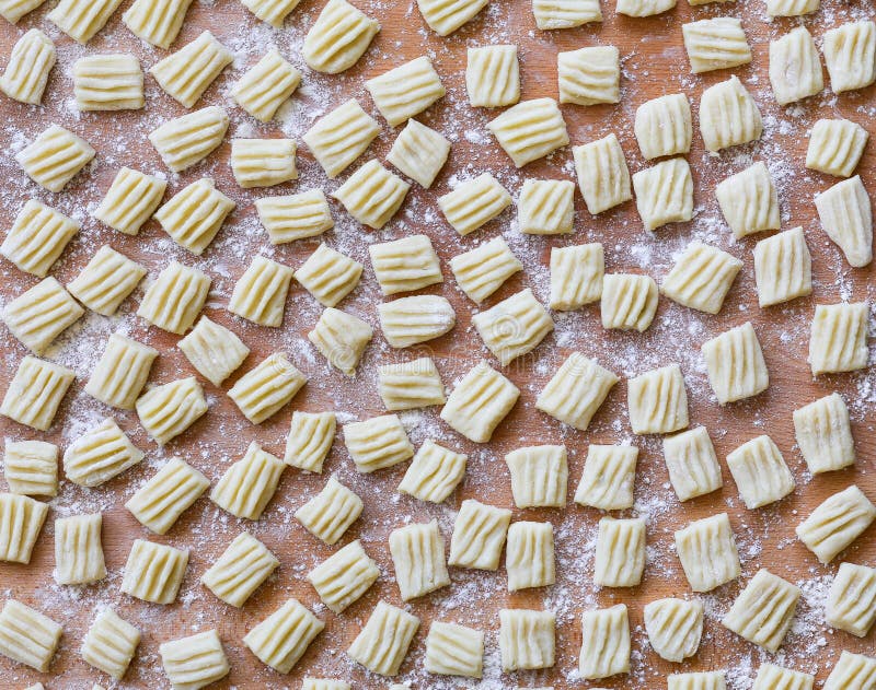 Gnocchi feito home cru italiano da massa fotos de stock royalty free Gnocchi feito home cru italiano da massa fotos de stock royalty free