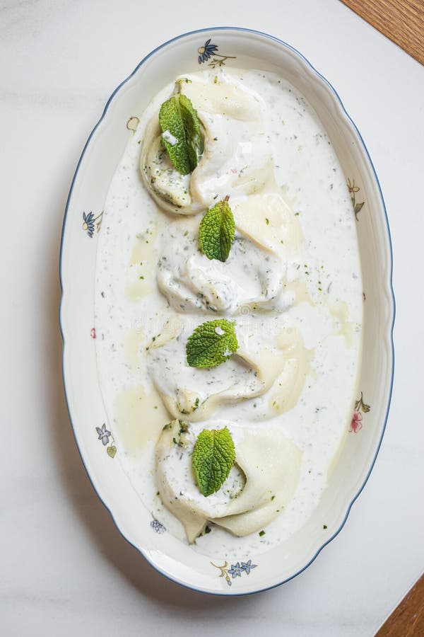Gnocchi georgiani con salsa allo yogurt, aglio e menta fotografie stock libere da diritti