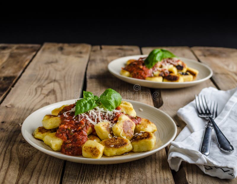 Gnocchi hecho en casa con la salsa de tomate imagen de archivo libre de regalías Gnocchi hecho en casa con la salsa de tomate imagen de archivo libre de regalías