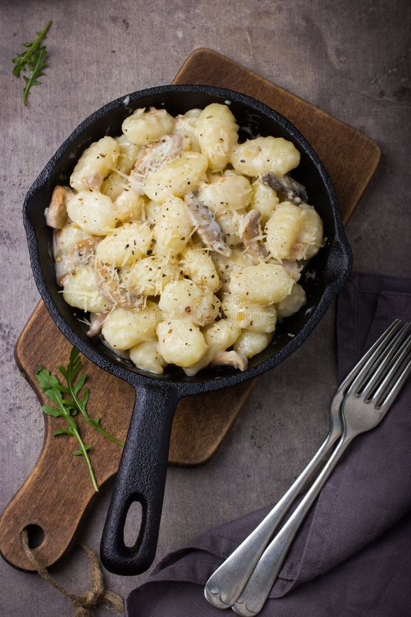 Gnocchi de batata italiano com molho de cogumelos e queijo fotos de stock royalty free