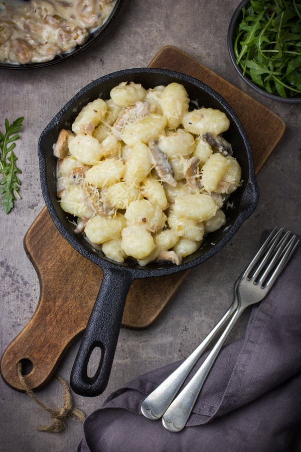 Gnocchi de batata italiano com molho de cogumelos e queijo imagens de stock