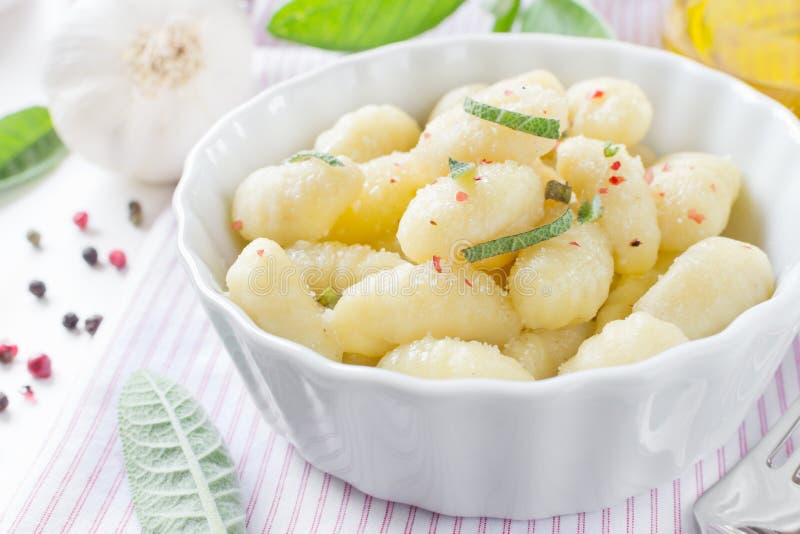Gnocchi italien avec les feuilles de sauge et l'huile d'olive image libre de droits Gnocchi italien avec les feuilles de sauge et l'huile d'olive image libre de droits
