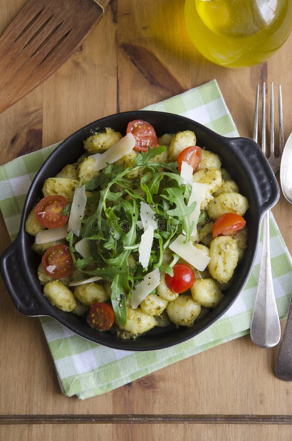 Gnocchi med Pesto royaltyfria foton Gnocchi med Pesto royaltyfria foton
