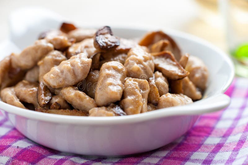 Gnocchi w naczyniu obraz stock