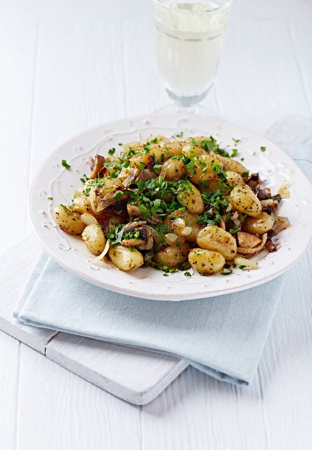 Gnocchi à l'oignon et aux champignons image libre de droits