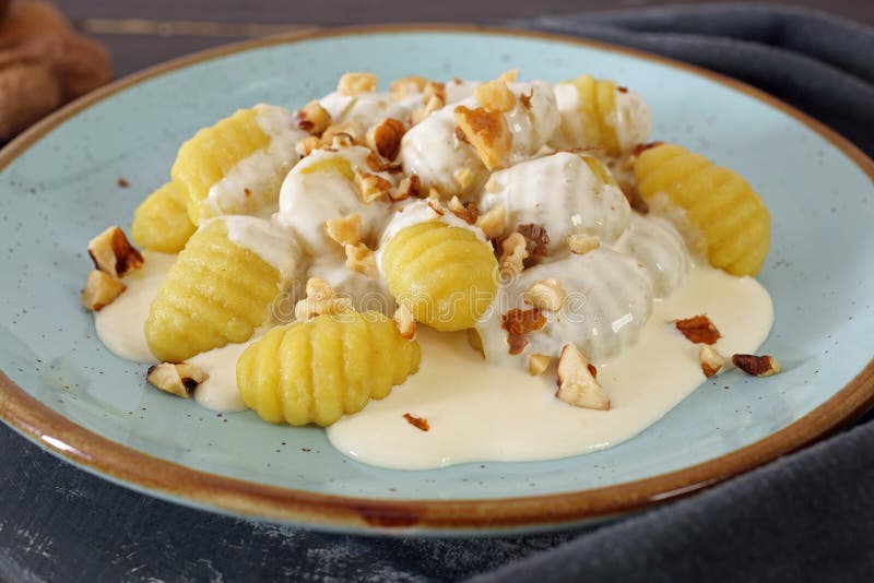 Gnocchi πατατών με το τυρί και τα καρύδια κρέμας στοκ εικόνες