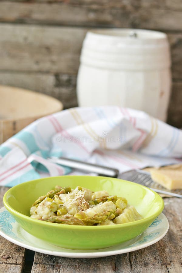 Gnocci com aspargo. foto de stock royalty free Gnocci com aspargo. foto de stock royalty free