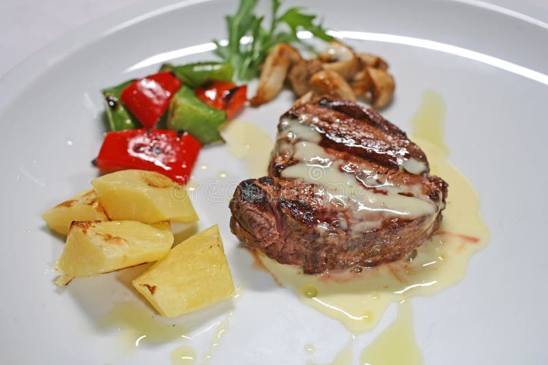 Gnälla steak royaltyfria foton Gnälla steak royaltyfria foton
