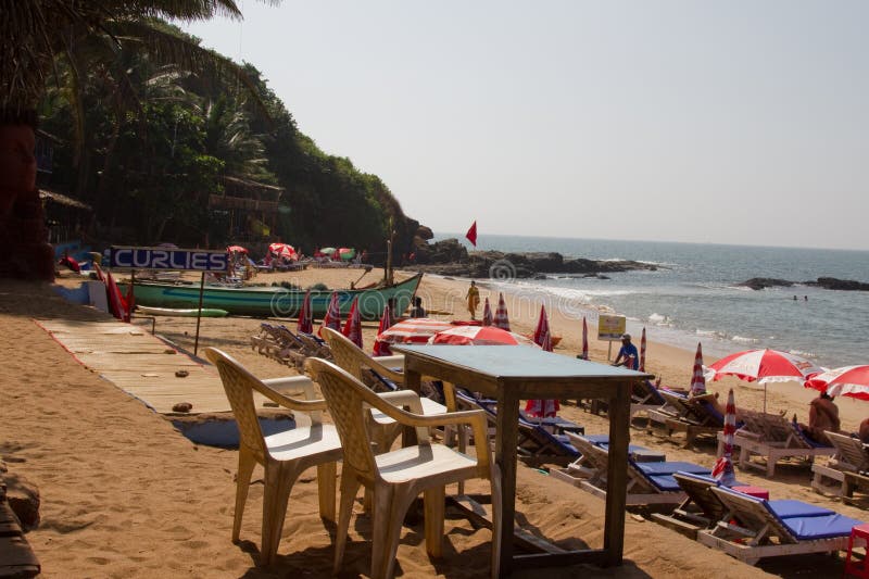 Goa, Inde - 16 décembre 2016 : Regardez en dehors du restaurant populaire de plage de cabane de Curlies à la plage d'Anjuna image stock Goa, Inde - 16 décembre 2016 : Regardez en dehors du restaurant populaire de plage de cabane de Curlies à la plage d'Anjuna image stock