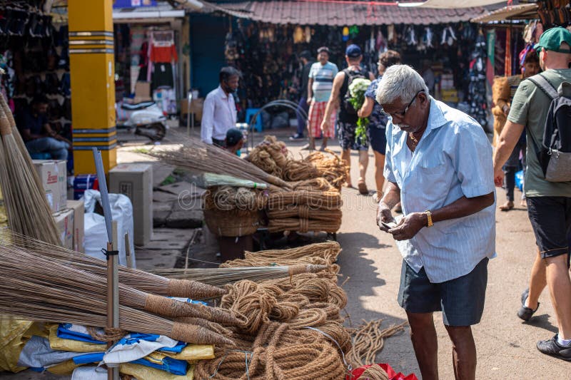 Goa india luty 2023. widok na stronę starszego mężczyzny stojącego w sprzeczności z linami wybierającymi artykuły gospodarstwa dom obraz royalty free