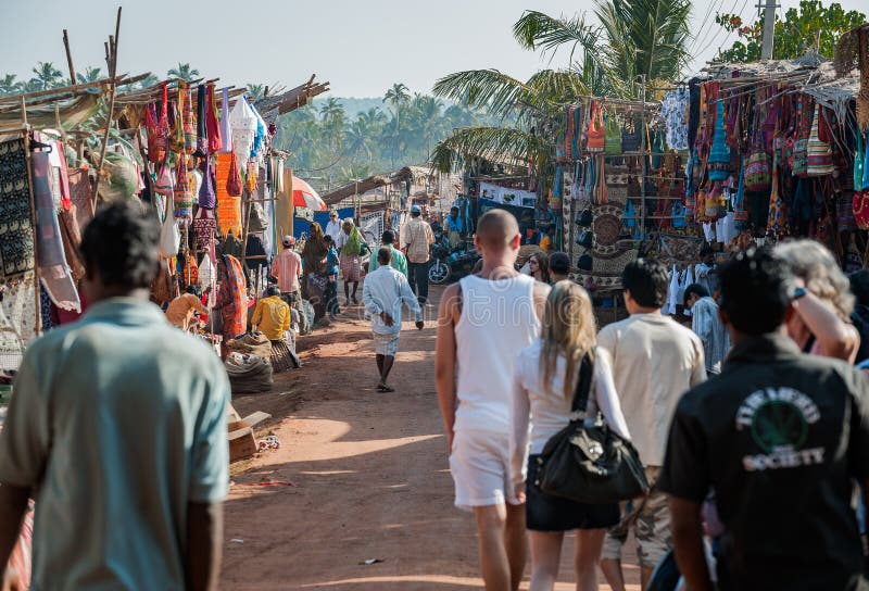 Goa, Indien - Januari 2008 - turister och lokala affärsmän på den berömda veckoloppmarknaden i Anjuna arkivbilder Goa, Indien - Januari 2008 - turister och lokala affärsmän på den berömda veckoloppmarknaden i Anjuna arkivbilder