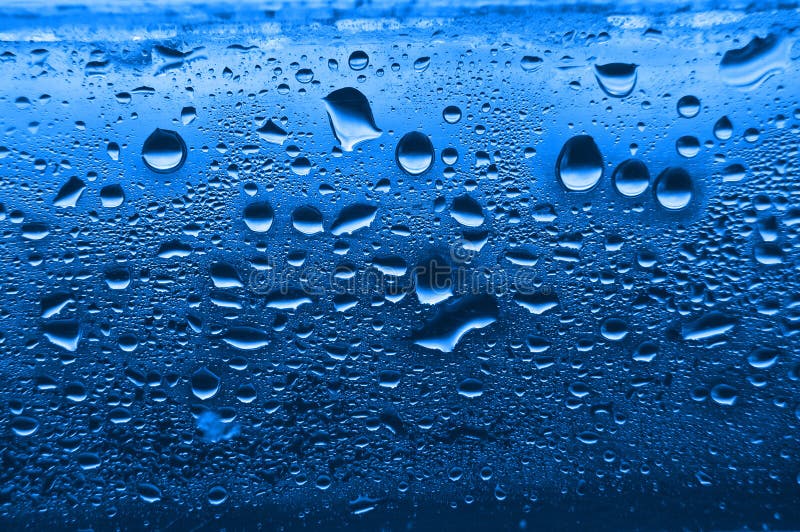 Gocce blu dell'acqua di condensazione