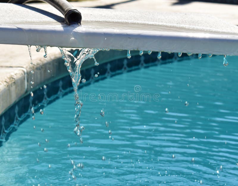 Gocce di acqua che sfociano nello stagno immagini stock libere da diritti Gocce di acqua che sfociano nello stagno immagini stock libere da diritti