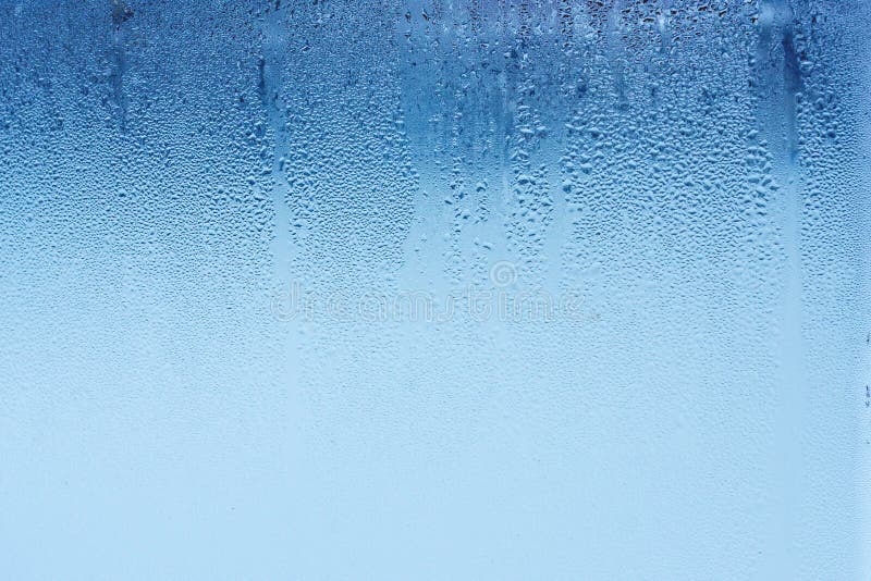 Gocce di acqua naturali su vetro, vetro di finestra con condensazione, forte, alta umidità, grandi gocce di scorrimento dell'acqu
