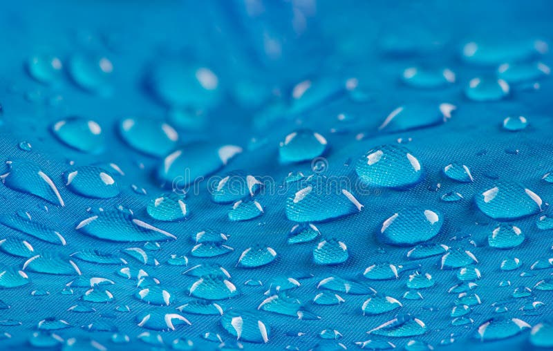 Gocce di acqua su tessuto di nylon impermeabile Macro vista del dettaglio di struttura di abbigliamento impermeabile sintetico te fotografie stock libere da diritti Gocce di acqua su tessuto di nylon impermeabile Macro vista del dettaglio di struttura di abbigliamento impermeabile sintetico te fotografie stock libere da diritti
