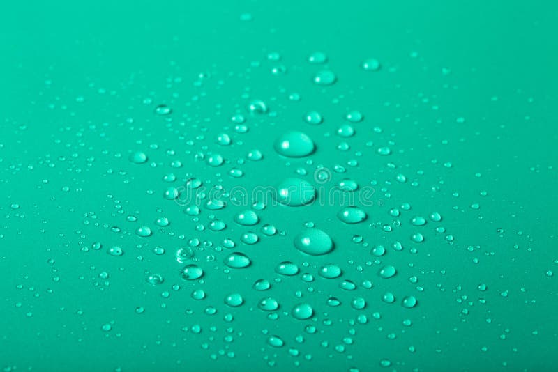 Gocce di acqua su un fondo di colore Fuoco selettivo modificato fotografia stock Gocce di acqua su un fondo di colore Fuoco selettivo modificato fotografia stock