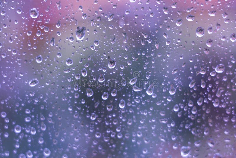 Gocce di acqua su vetro su fondo porpora fotografia stock libera da diritti Gocce di acqua su vetro su fondo porpora fotografia stock libera da diritti